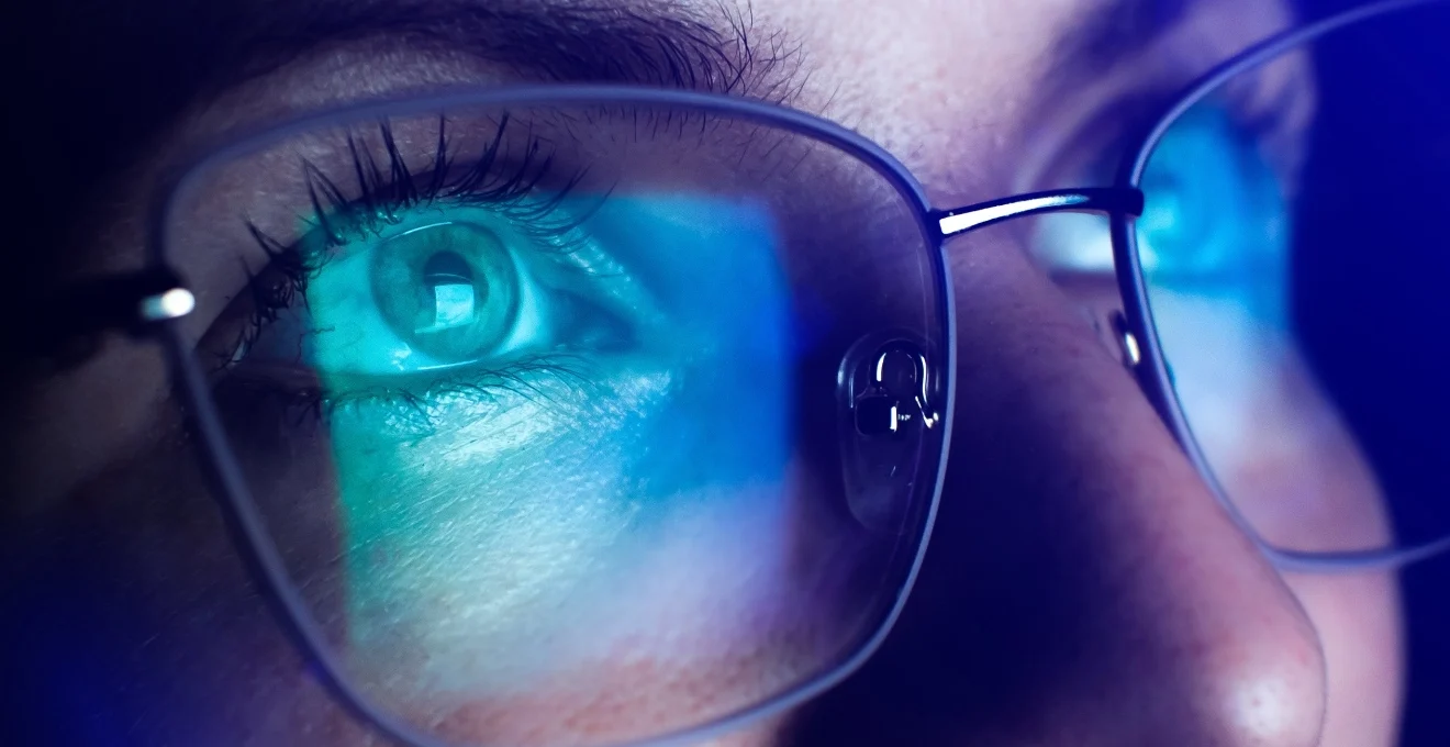 comprendre-comment-les-verres-anti-fatigue-transforment-le-quotidien-des-travailleurs-sur-ecrans