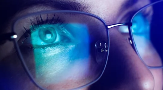 comprendre-comment-les-verres-anti-fatigue-transforment-le-quotidien-des-travailleurs-sur-ecrans